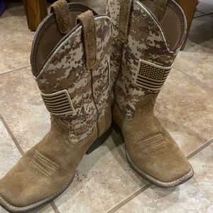 Lightly worn Arita little boy boots 👢